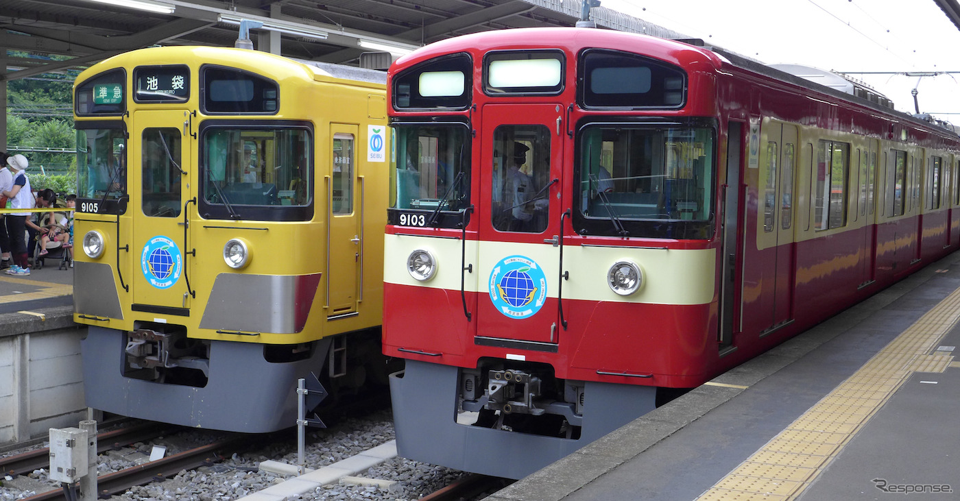 黄色い一般塗装の9000系（左）と並んだ「RED LUCKY TRAIN」（右）。7月19日から池袋線などで運転されている。