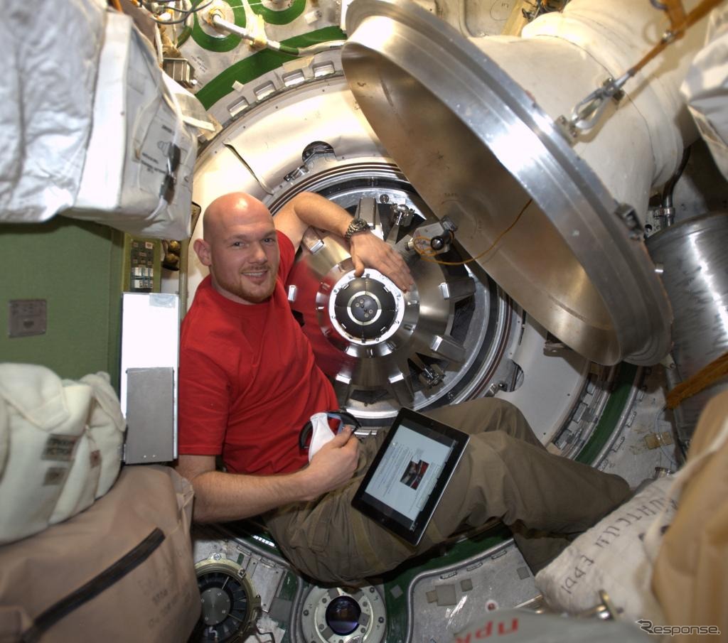 ISS滞在中のアレクサンダー・ゲルスト宇宙飛行士。写真はESAのISS補給船「ATV 5号機ジョルジュ・ルメートル」が到着、ISSに接続しハッチを開ける直前。