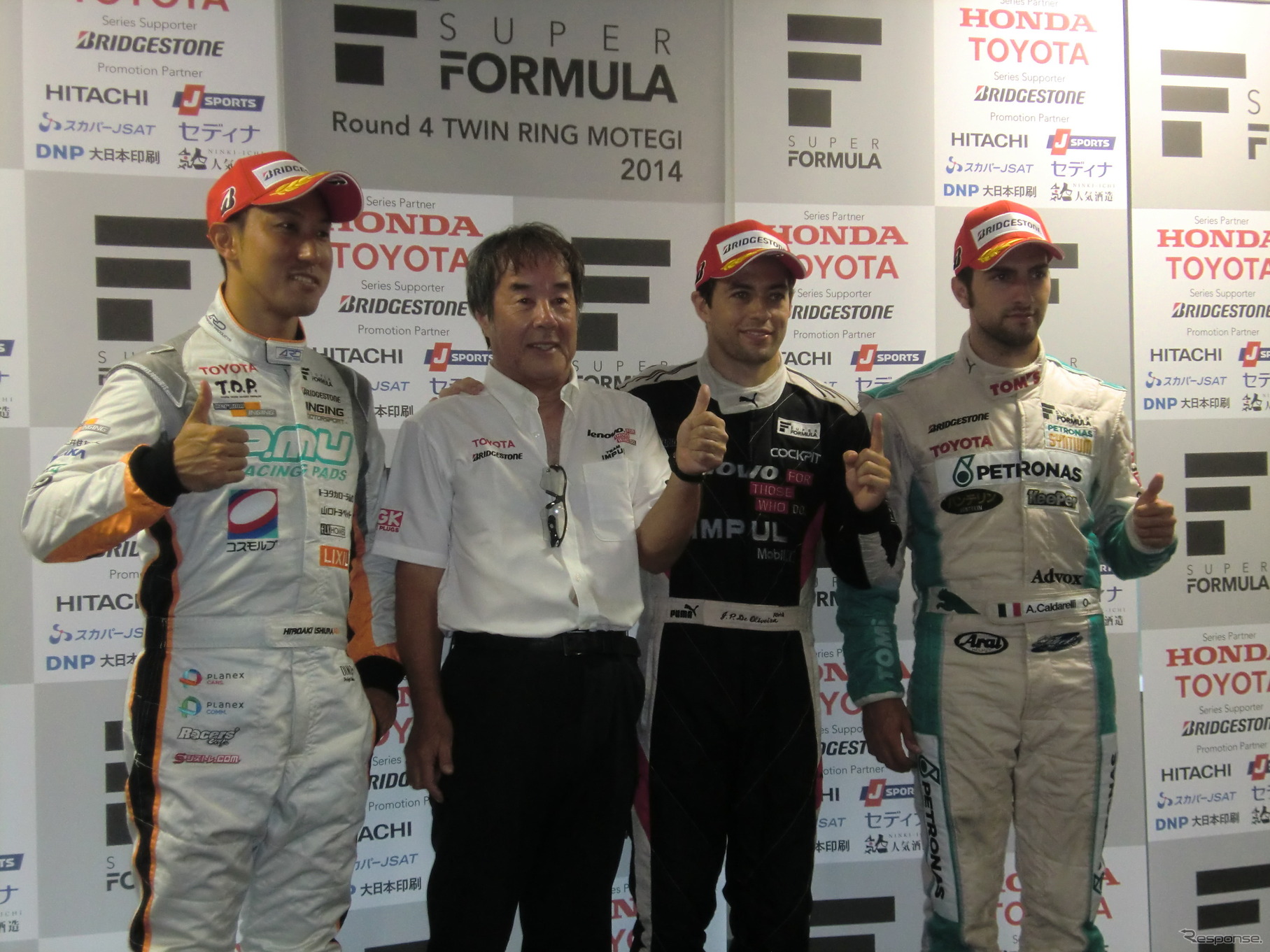 左から2位石浦、優勝の星野一義監督とオリベイラ、3位カルダレッリ。