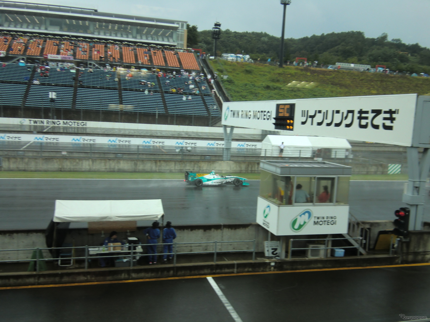 終盤、大雨でレースはセーフティカー（SC）ランに。