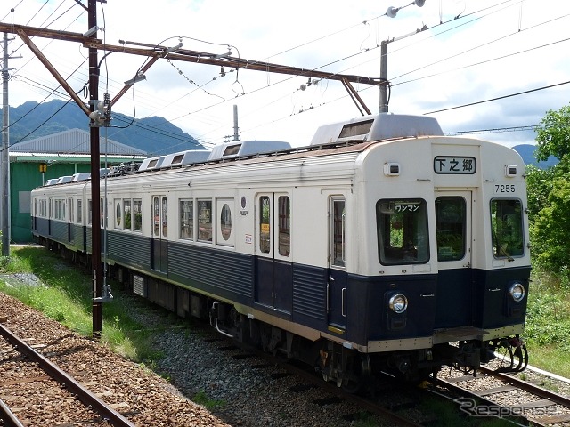 7253号編成の引退により、7200系は写真の7255号編成1本のみとなる。こちらも「まるまどりーむ号」として改装されている。