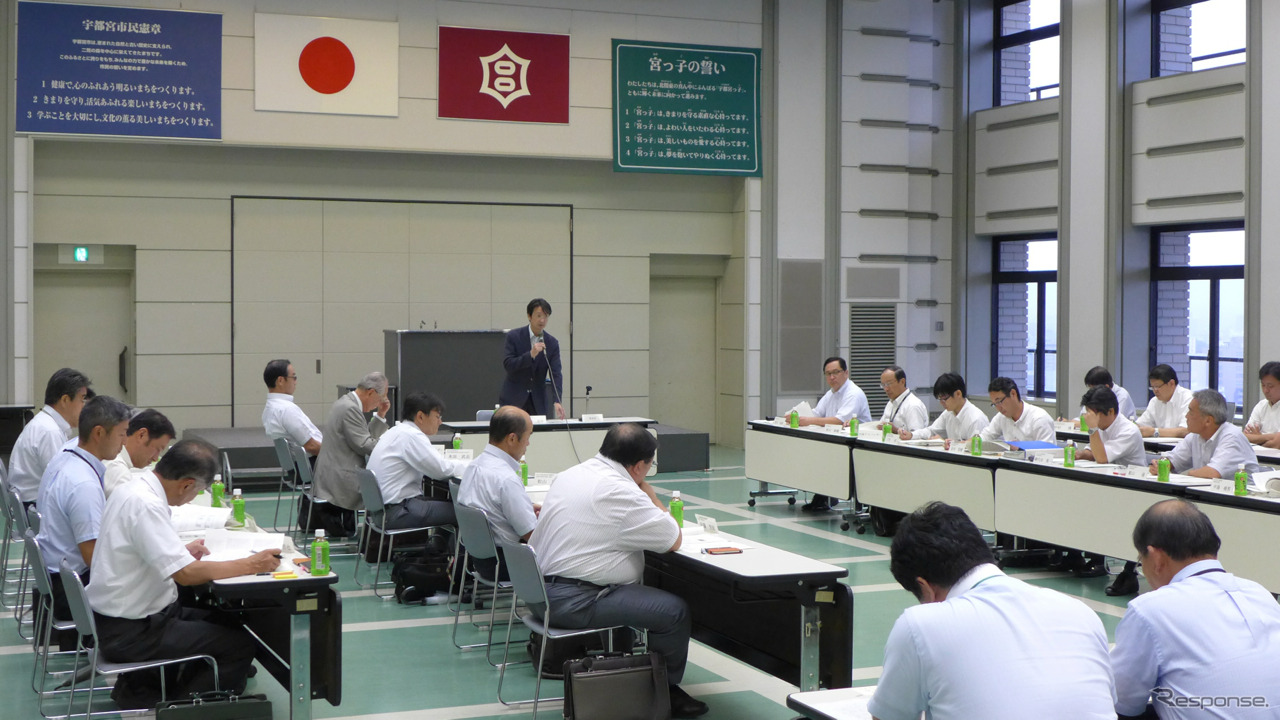 宇都宮市で8月26日に開かれた「第5回芳賀・宇都宮基幹公共交通検討委員会」の様子