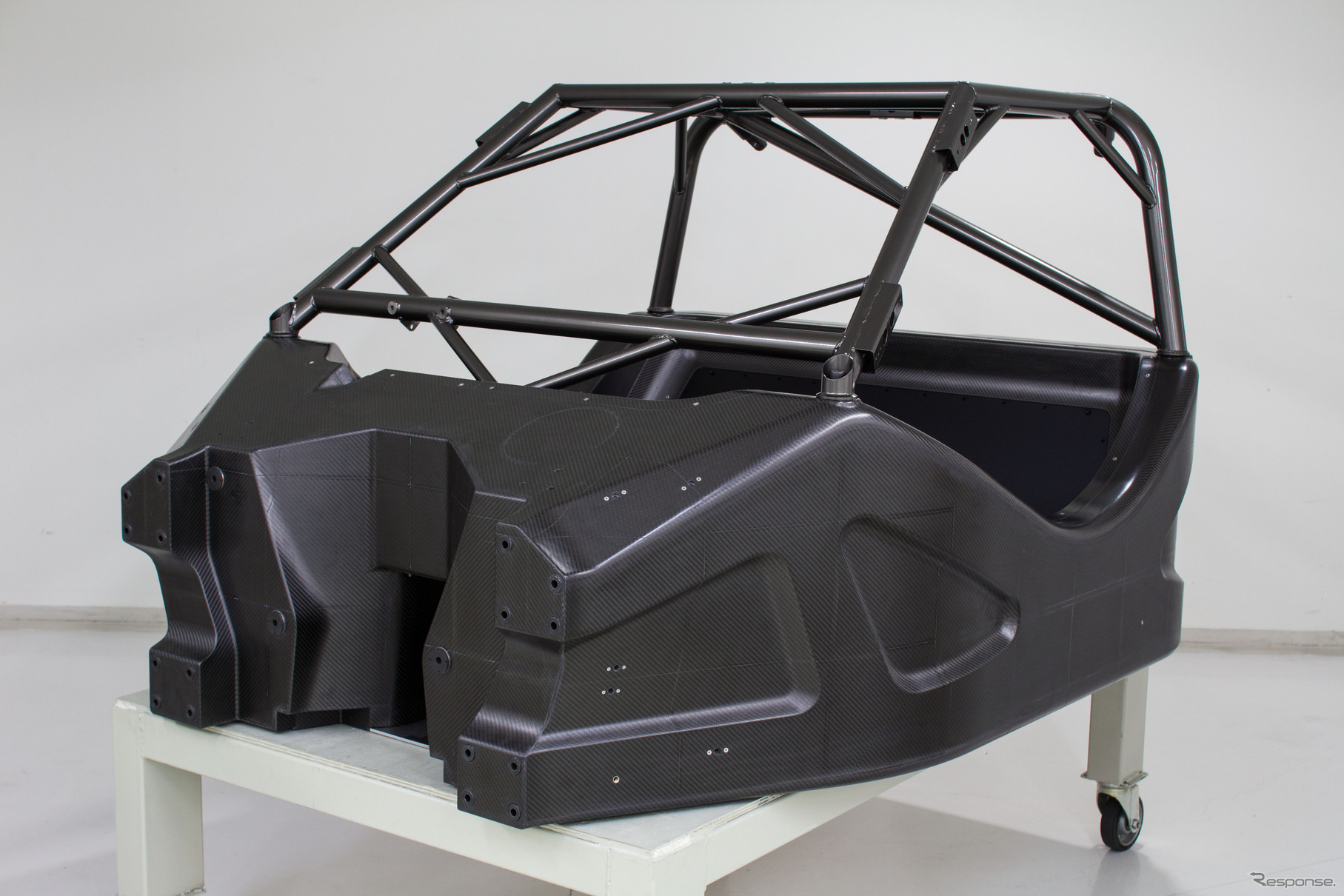 GT300マザーシャシーの専用モノコック。資料提供：GTA
