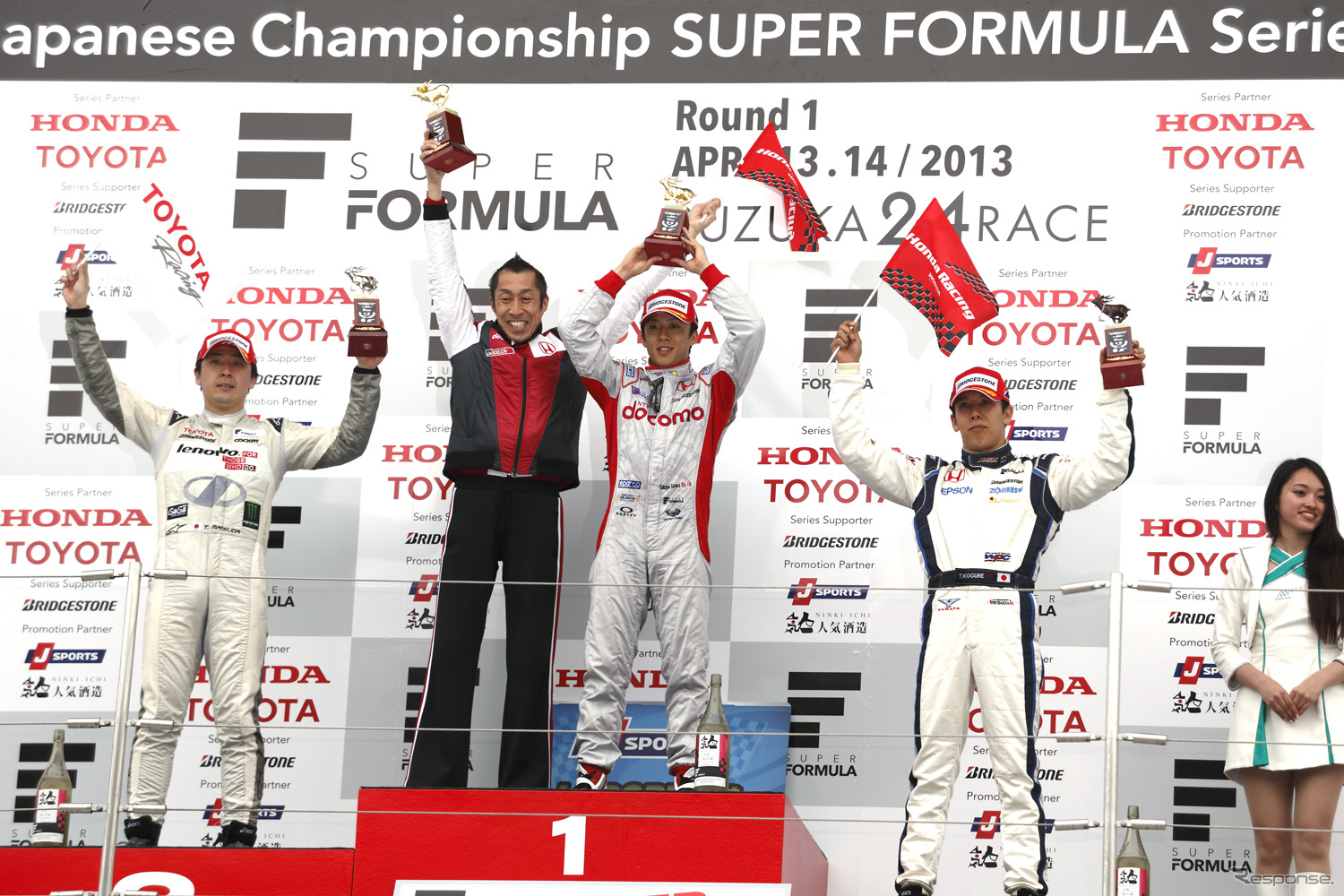 2013年SF開幕戦鈴鹿の表彰式。中央右が優勝した伊沢。写真：Honda
