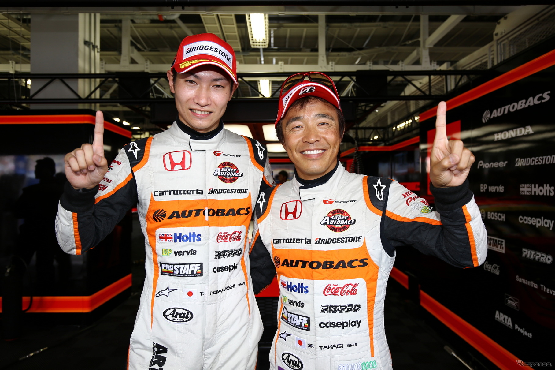 GT300のポールを獲得した小林崇志（左）と高木真一。撮影：益田和久
