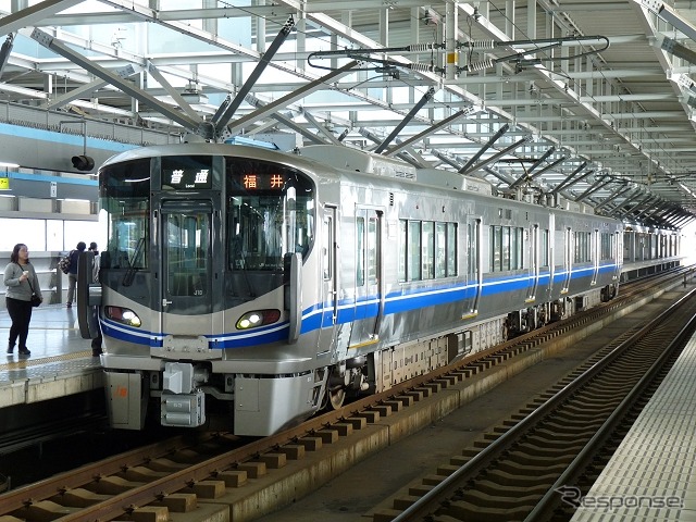 北陸本線の普通列車で運用されている521系。10月18日のダイヤ修正に伴い、521系を使用する普通列車が増える。