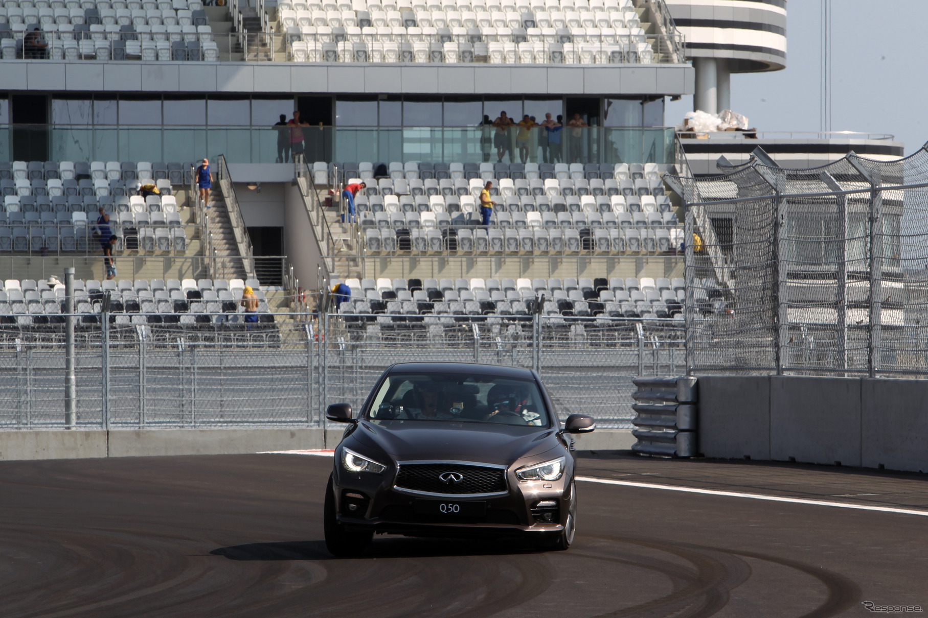 インフィニティQ50（日産スカイライン）とベッテル選手