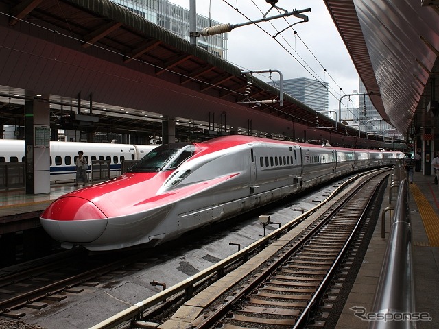 「えきねっとポイント」は座席種別によってポイント付与数を変えているが、来年2月以降は自社・他社列車の別や切符の受取方法の違いによって付与数を変える。写真は東京駅で発車を待つ秋田新幹線『こまち』。