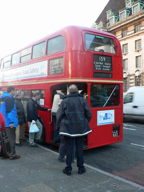 ロンドンの2階建てバス、ルートマスターが一般路線から引退