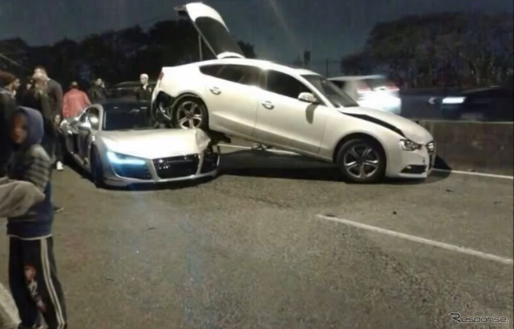 ブラジルの高速道路で起きたアウディR8とA5スポーツバックの事故