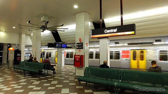 大きな扇風機がくるくるまわる地下のCentral 駅。ラッシュアワーが過ぎ、静かな時間