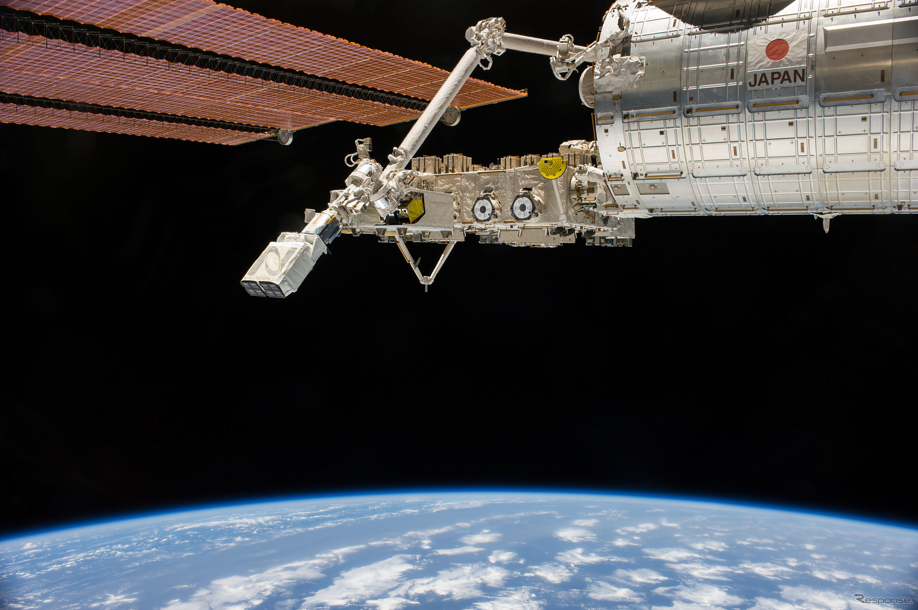 ISS「きぼう」モジュールの外側でロボットアームに把持された状態のナノラックス衛星放出機構