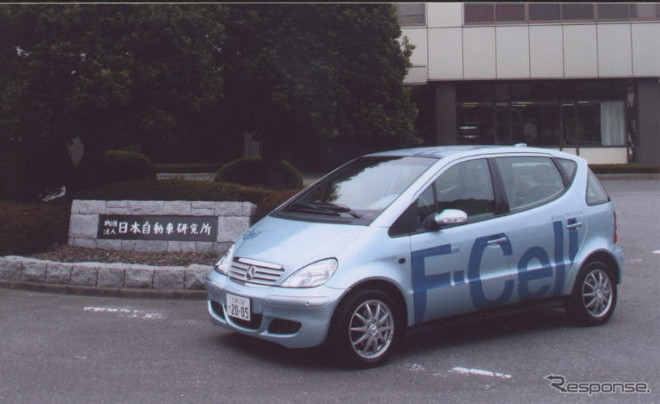 ダイムラークライスラー日本、日本自動車研究所に燃料電池車を納入