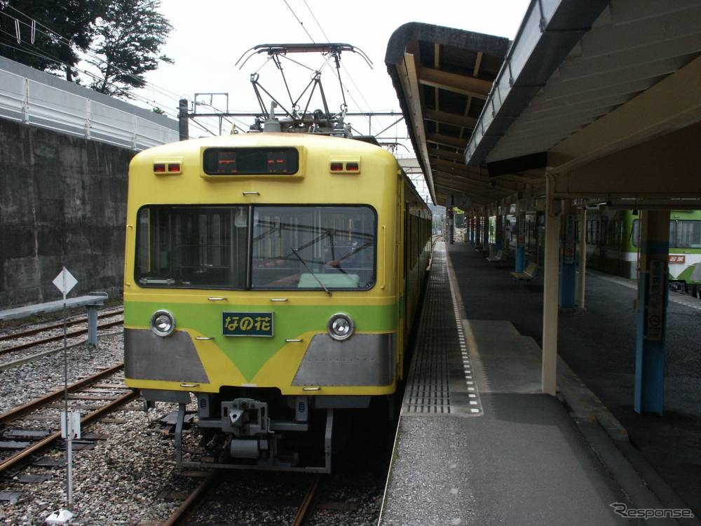 2013年4月28日で引退した先代の「なの花」2000形。現在は後継車の5000形「なの花」が活躍している