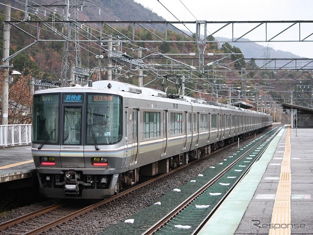 JR線は新快速や快速を含む普通列車に限り利用できるが、新幹線を除く特急や急行も特急券などを別途購入すれば利用できる。写真は湖西線の新快速列車。