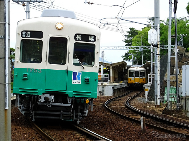 長尾線を走ることでんの電車。「ゴールドIruCa」で利用すると運賃が半額になる。