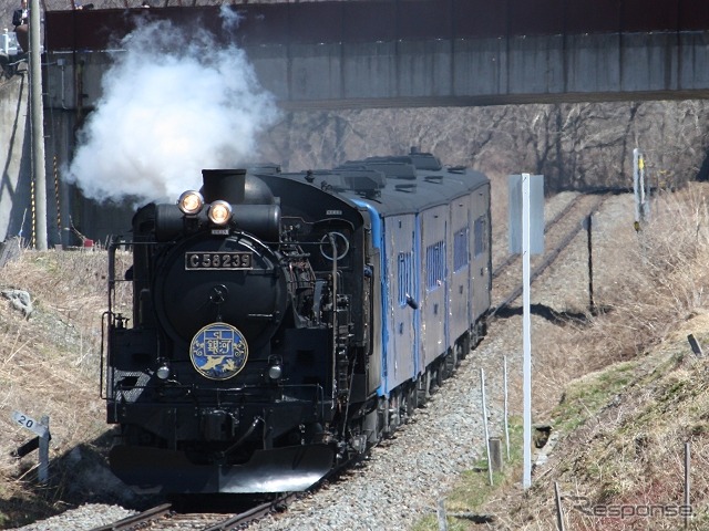 『SL銀河』は今年4月から釜石線で運行を開始。C58形蒸気機関車の239号機が自走可能な客車（気動車）4両をけん引する。本年度の通常運行は11月30日まで。