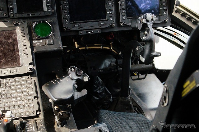 機長席はヘリコプターと同様に右側。操縦桿もヘリコプターと同じようなものとなっている。
