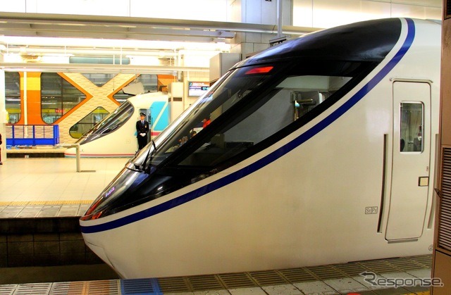 371系は小田急直通列車『あさぎり』で運用されていたが、2012年に定期運用を終了。現在は『中山道トレイン』などの臨時列車で使用されている。写真は小田急線に乗り入れていた頃の371系（手前）。