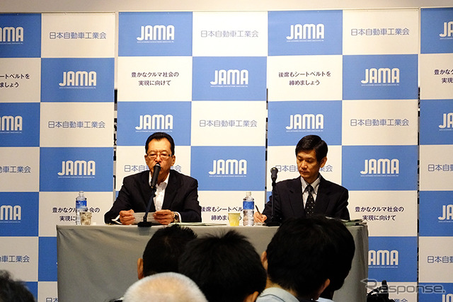 東京・台場で10月11～13日に開催される「Tokyo Motor Fes 2014」（日本自動車工業会主催）の記者発表での池会長（左）