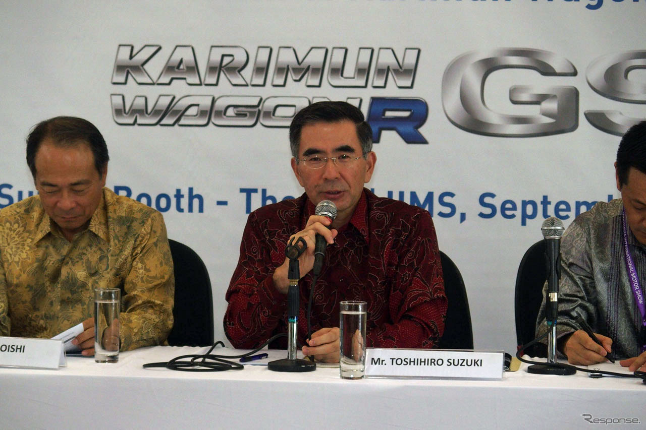 記者会見会場で質問に答えるスズキ鈴井俊宏副社長