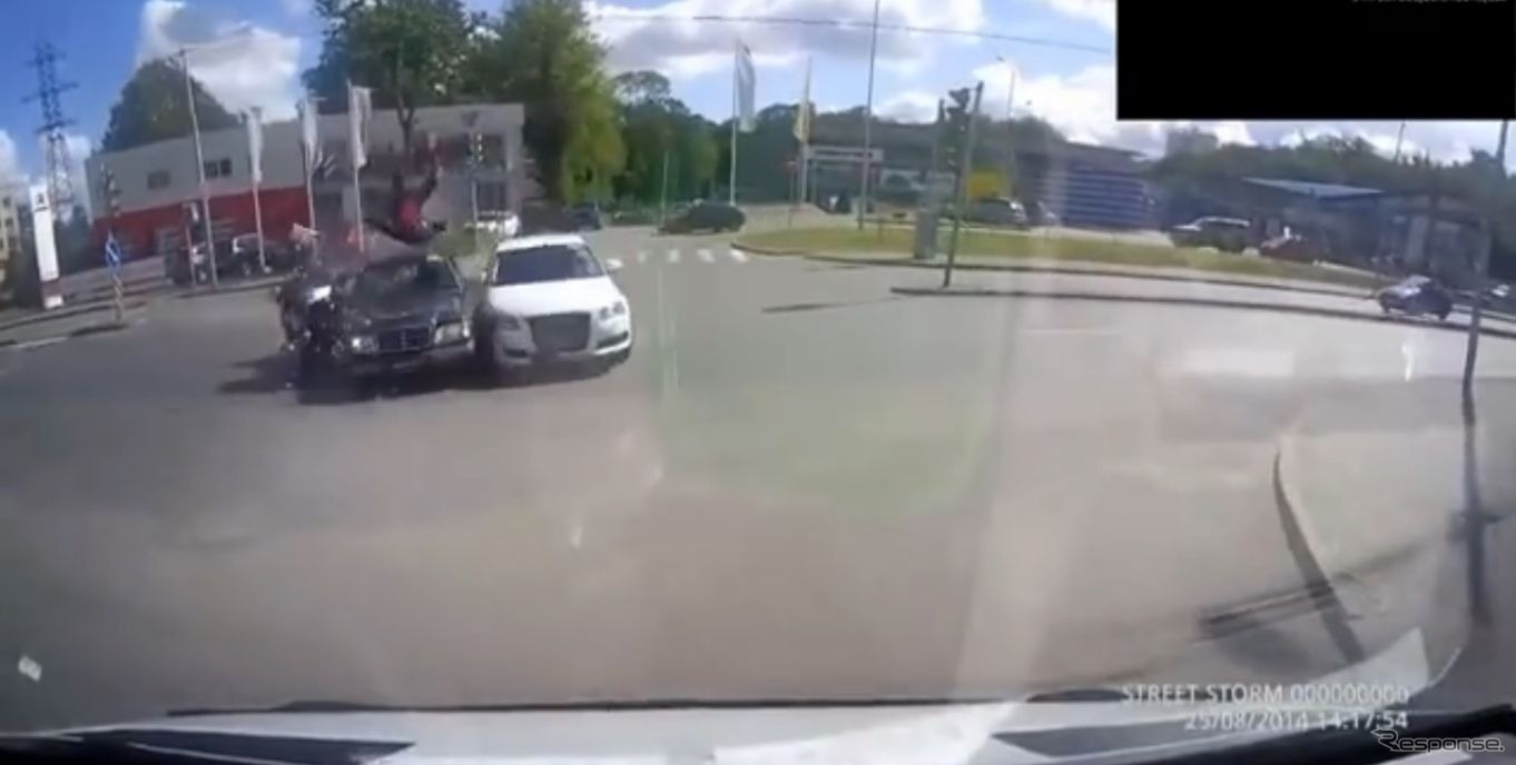 ロシアで起きたバイクと車の事故の瞬間
