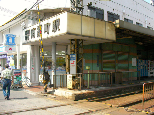 阪堺電車の南霞町停留場。大きく「南霞町駅」と書かれている