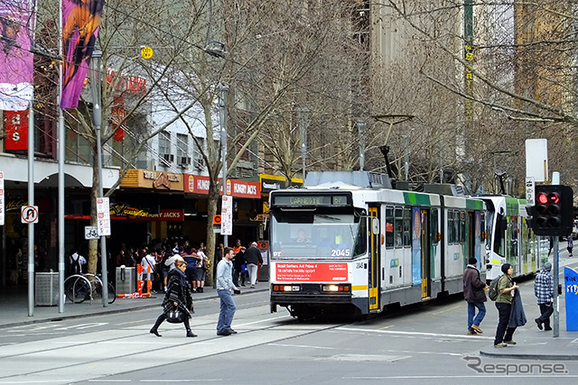 冬枯れのSwanston Stを走るA-class電車。この写真の左手に、メルボルンのシンボルといわれるFlinders Street Stationがある。