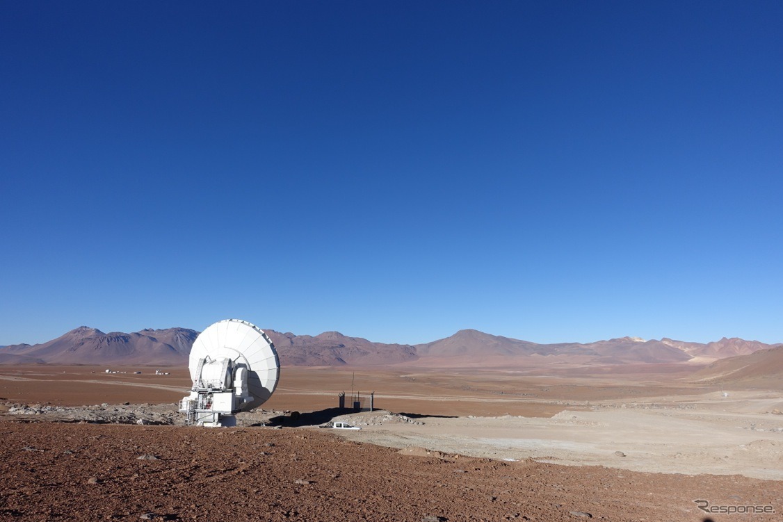 パンパ・ラ・ボラに設置された12mアンテナ。左奥に小さく見えるのがアステ望遠鏡（右）と名古屋大学なんてん2望遠鏡（左）出典：ALMA（ESO／NAOJ／RAO） E. Ormeno