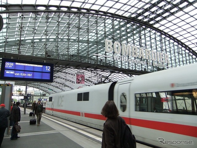 ベルリン中央駅を後にするICE2編成。編成中の片側のみモーターを搭載した機関車が連結されている。