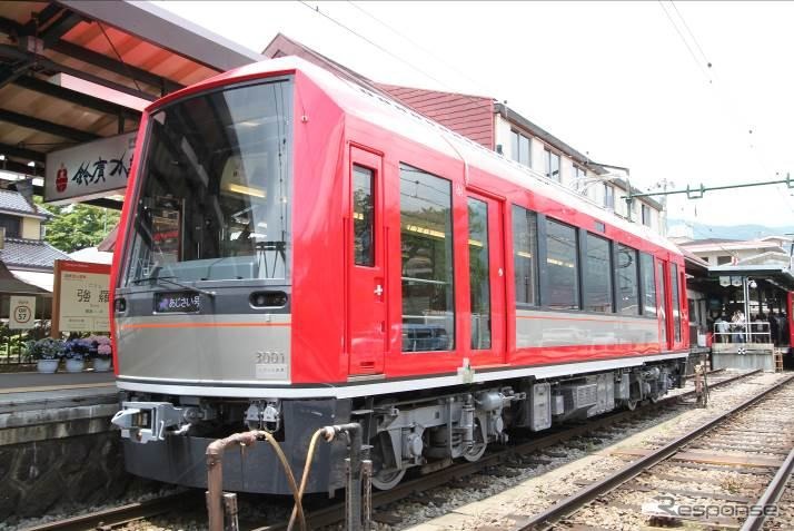 箱根登山鉄道の新型車両・3000形「アレグラ号」。11月1日から営業運行を開始する。