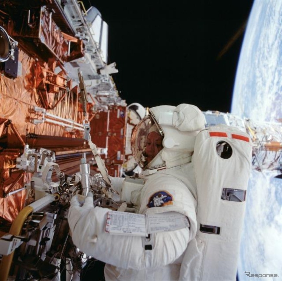 1993年、ハッブル宇宙望遠鏡の修理ミッションで作業中のNASA キャサリン・ソーントン宇宙飛行士
