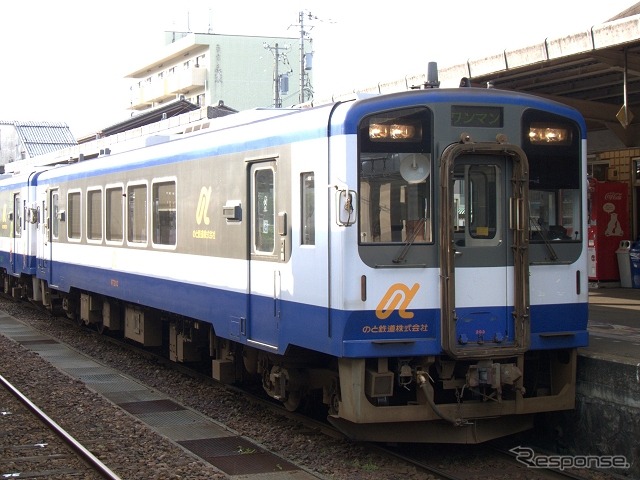 のと鉄道では写真のNT200形気動車7両が運用されているが、されているが、団体客の増加などを受けて観光列車用の車両を2両増備することになった。