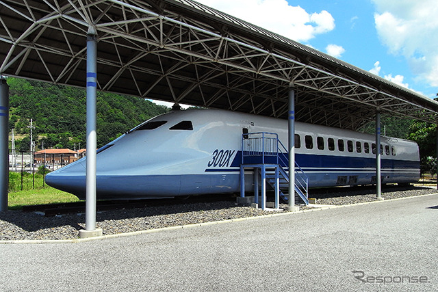 「東海道新幹線の50年」は、開業から現在まで運行速度や輸送力の向上など「現状に安住しない数々の『進化』」を遂げてきたことが評価された。写真は鉄道総合技術研究所の風洞技術センター（滋賀県米原市）で保存されている試作車の955形「300X」。