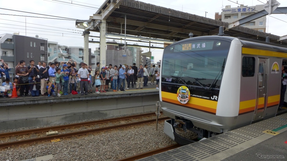 南武線の新型車両E233系が10月4日、営業運転を開始。一番列車を見ようと武蔵中原駅には多くの人が集まった