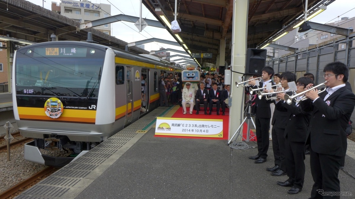 南武線の新型車両E233系が10月4日、営業運転を開始。セレモニーで演奏する洗足学園音楽大学の学生（右）