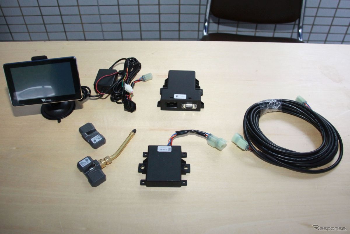TPMSシステム。中央手前のモジュールが受信器。左がセンサー