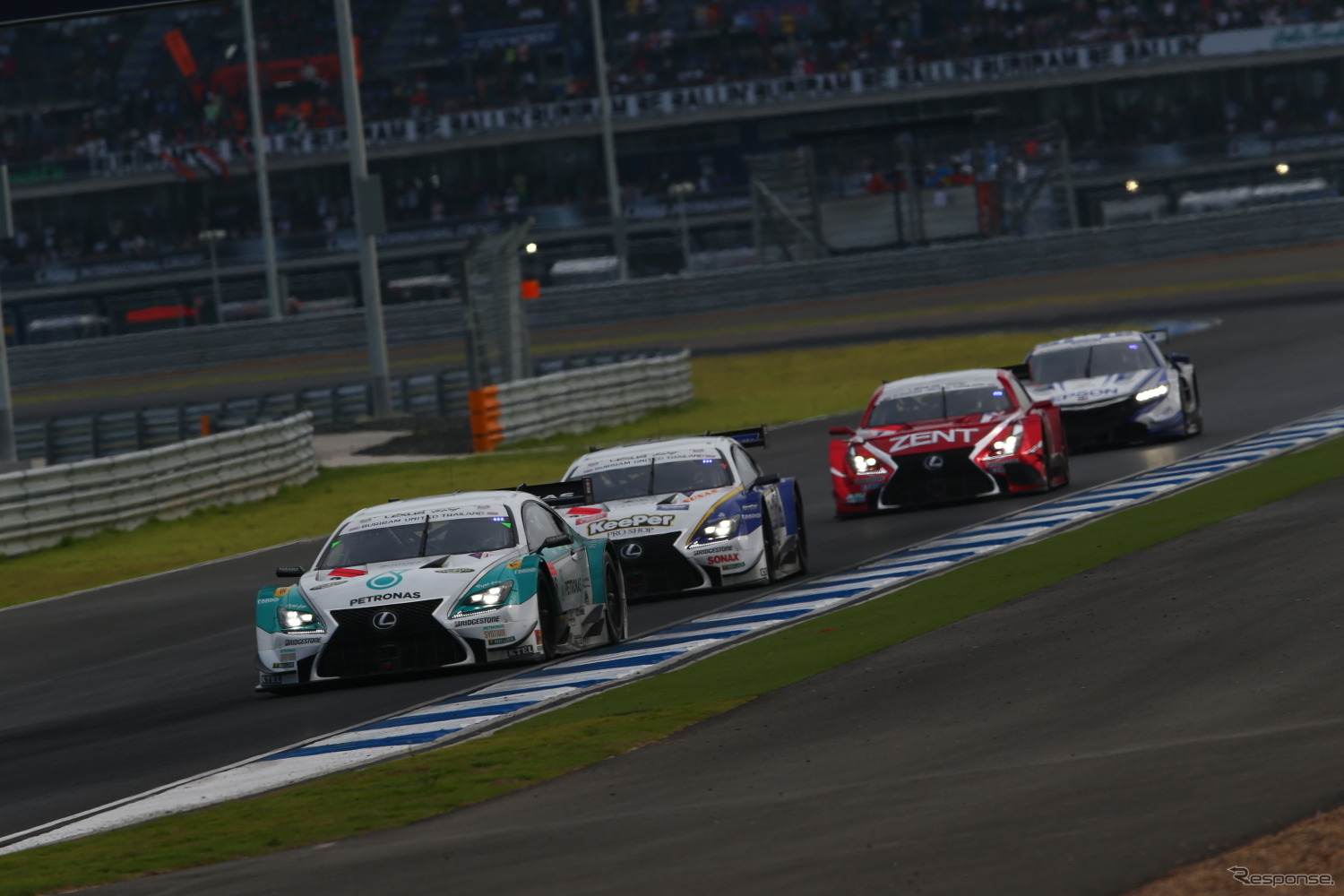 #36 RC F（写真先頭）は予選12位からの逆転優勝だった。