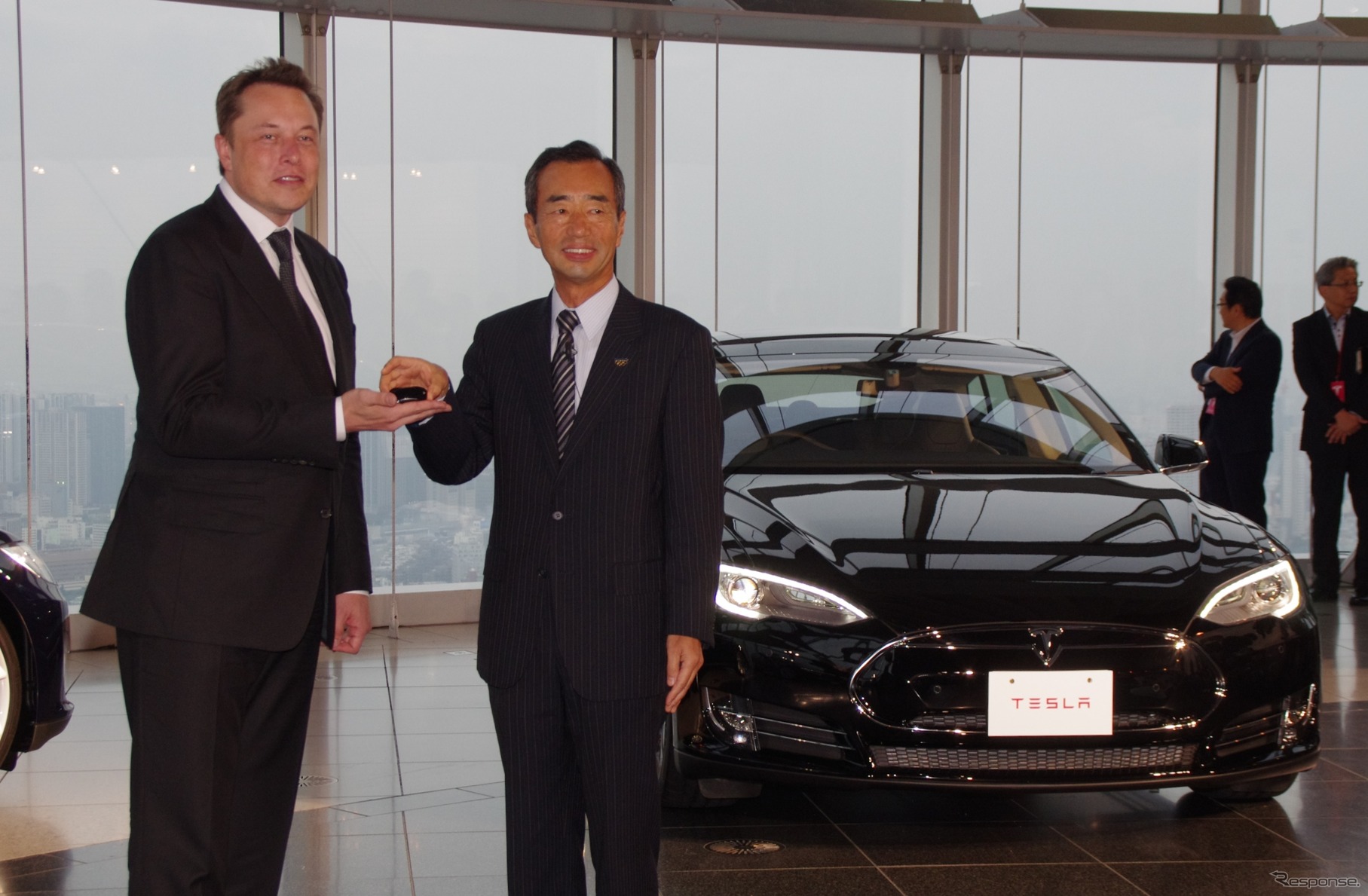 イーロン・マスクCEO（左）と、納車第一号オーナーとなったパナソニックの山田喜彦副社長（右）