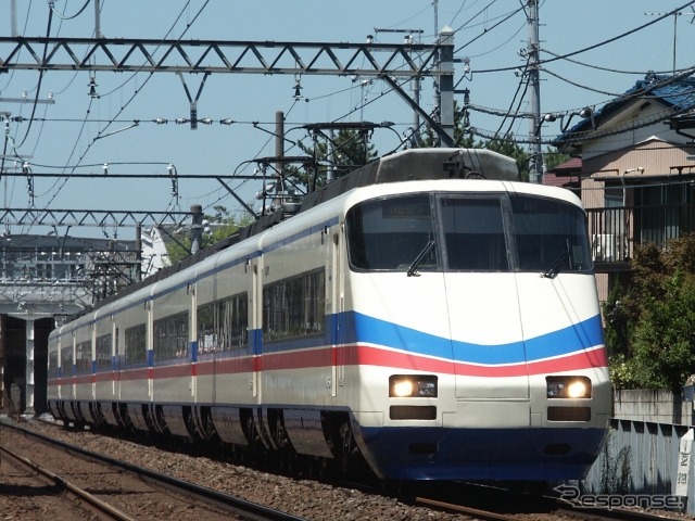 京成上野～京成成田間のシティライナーは土曜・休日のみの運行になる。写真はシティライナーで運用されているAE100形。