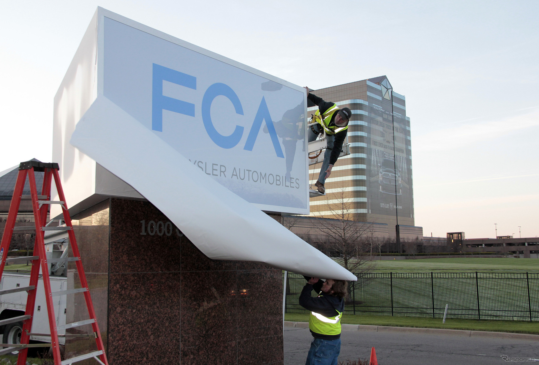 社名表記がFCAに変更された米クライスラーグループ本社（資料画像）