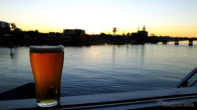 Helm Bar Surfersの夕暮れ。シェブロン島（Chevron Island）の街並みを眺めながら。