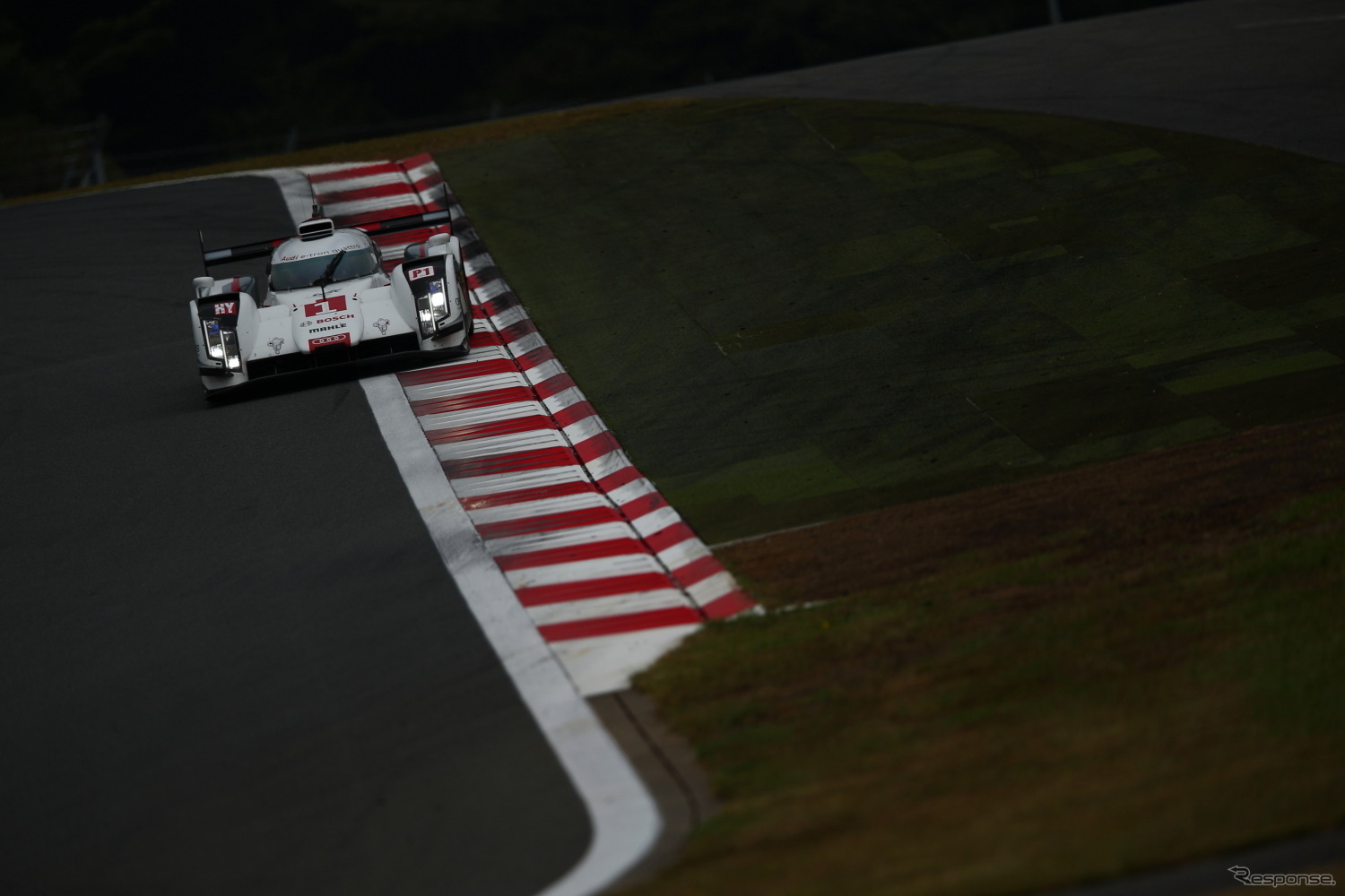 アウディ勢はグリッド3列目からの反撃を期す。