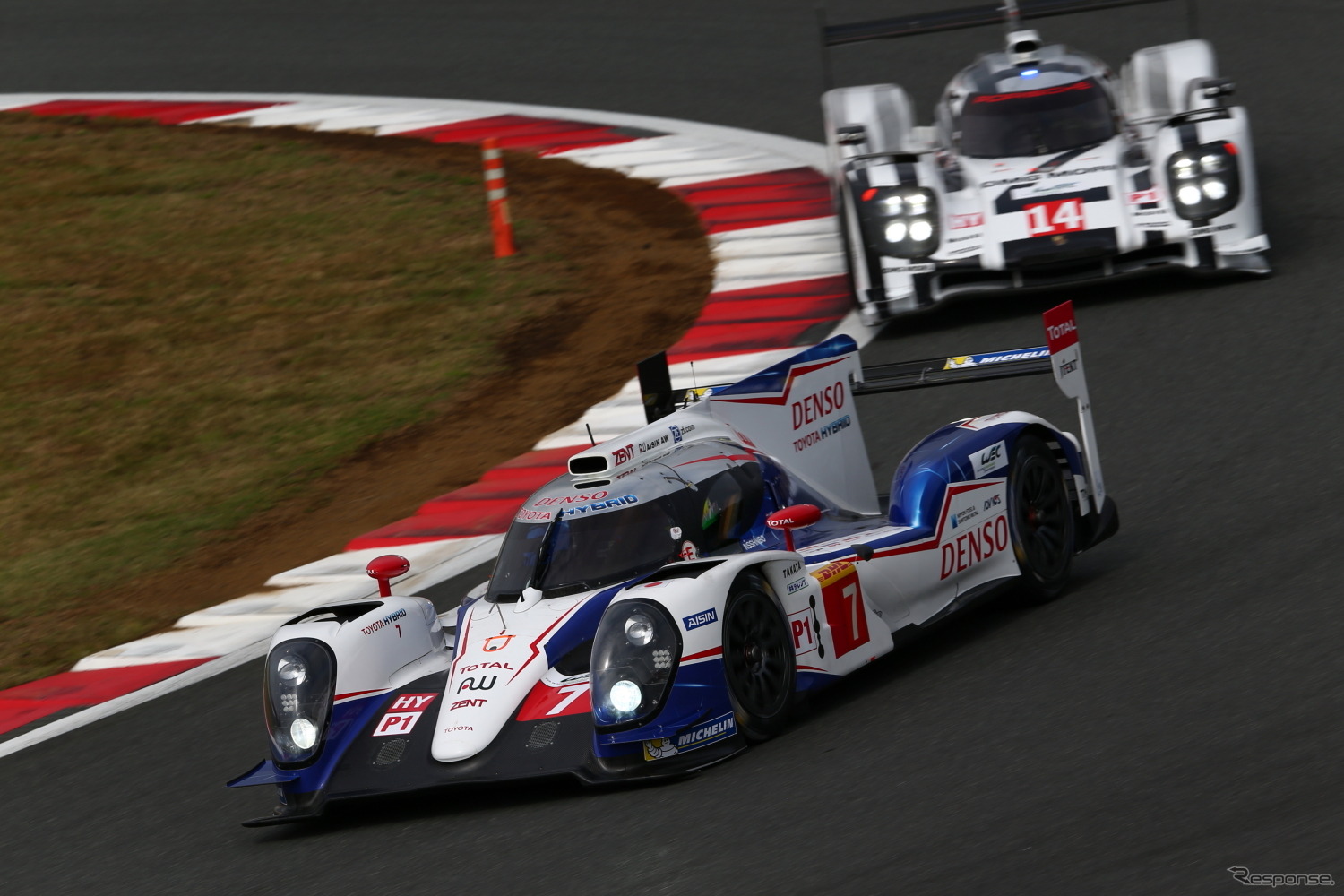 予選ではトヨタ（前）とポルシェ（後）が1～2列目を占拠した。