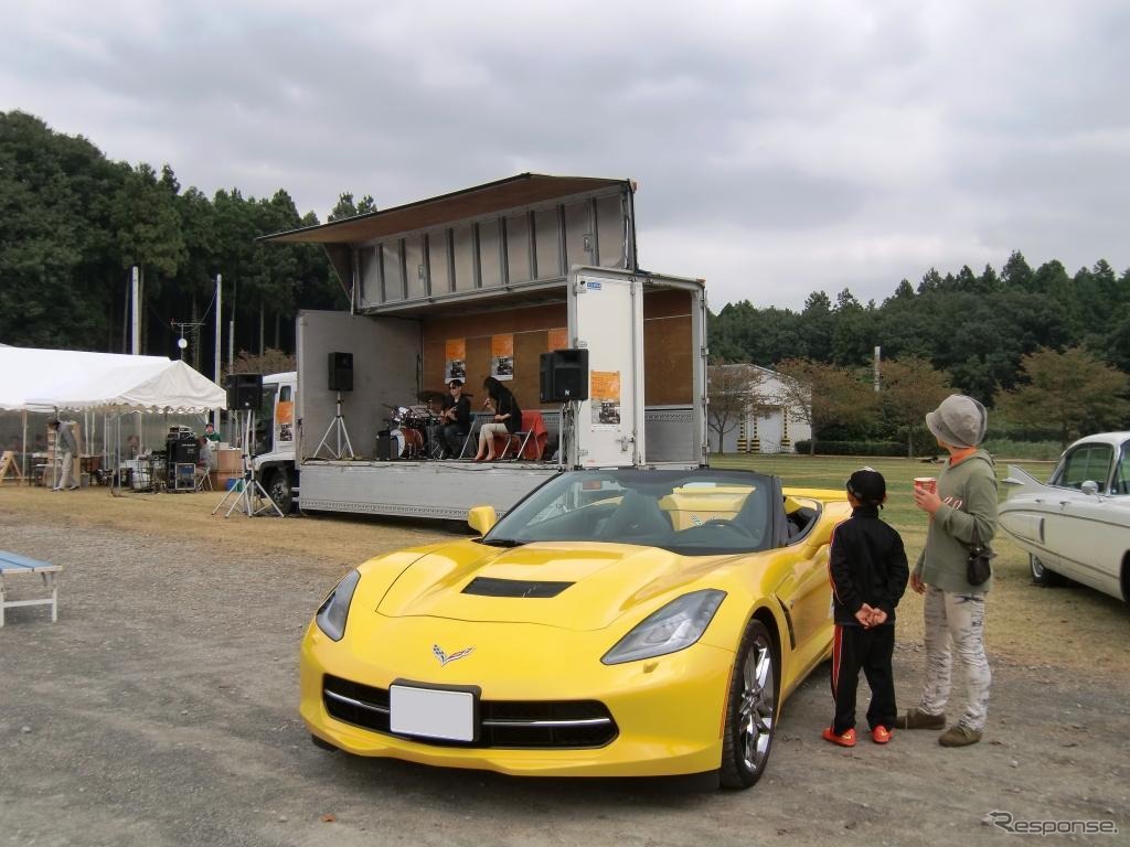 会場にはシボレー・コルベットコンバーチブルなどの新型車も展示された。広報ではジャズバンドが演奏している。