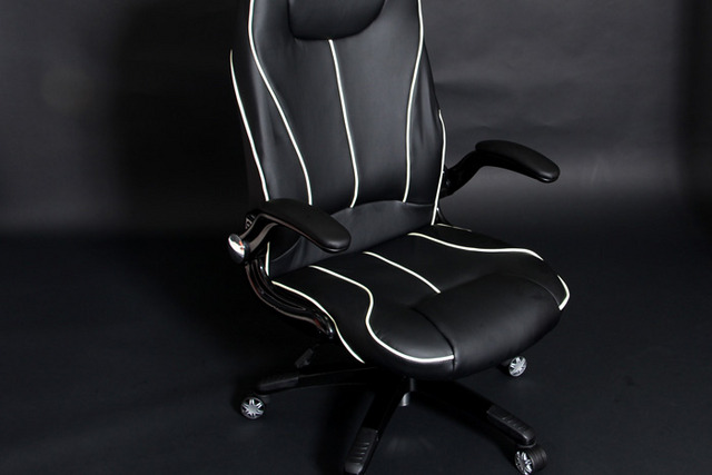 暗闇で光るオフィスチェア、バウヒュッテ「METEOR SEATER」を10月に発売、ゲーミングにも最適