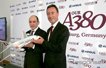 カタール航空のアクバ・アル・バクル最高経営責任者とエアバスのファブリス・ブレジエ社長兼最高経営責任者1