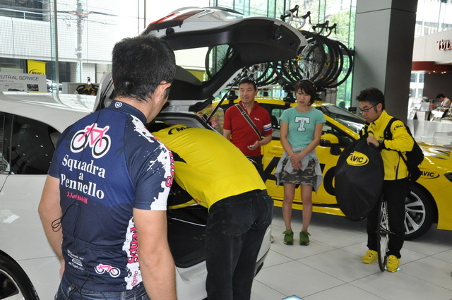 スバル レヴォーグに自転車を積載するようす