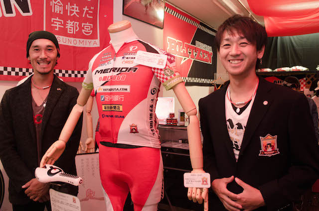 RED ZONEの長沼店長（右）とブリッツェンの廣瀬GM（ジャパンカップ14）