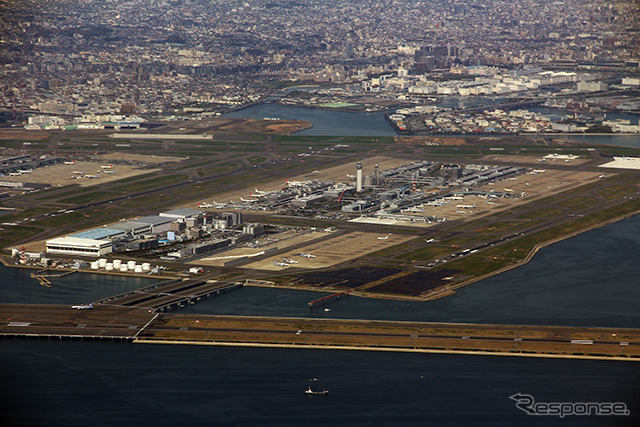 D滑走路を離陸した旅客機から羽田空港を見下ろす